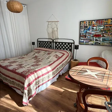 Cosy Corner Cassis